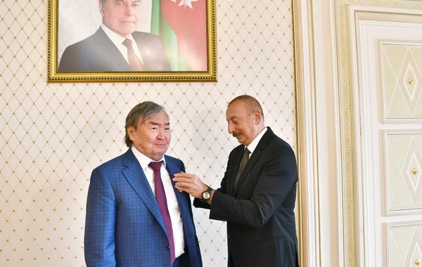 Президент Ильхам Алиев принял выдающегося казахского поэта Олжаса Сулейменова