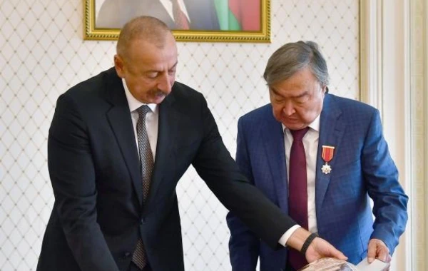 Президент Ильхам Алиев принял выдающегося казахского поэта Олжаса Сулейменова