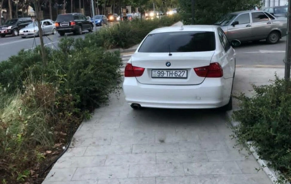 Bakıda səkini zəbt edən sürücü piyadaların yolunu kəsdi - FOTO