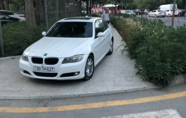 Bakıda səkini zəbt edən sürücü piyadaların yolunu kəsdi - FOTO