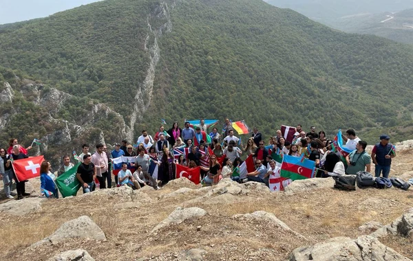 Xaricdə yaşayan azərbaycanlılar üçrəngli bayrağı Cıdır düzündə dalğalandırıblar - FOTO