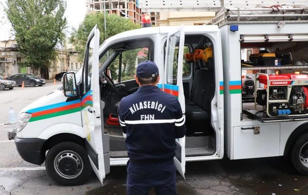 Bakıda yaşayış binasında təhlükəli vəziyyətlə üzləşən şəxs xilas edilib