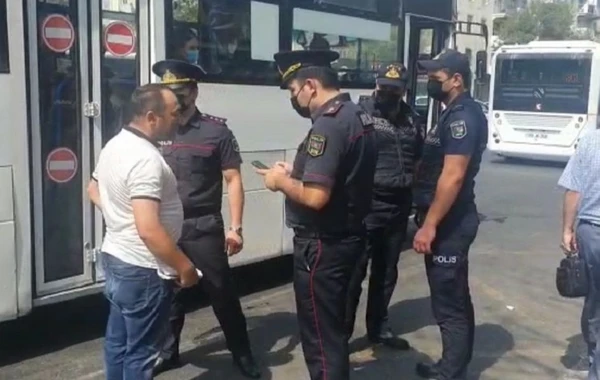 Polis ictimai nəqliyyatda kütləvi yoxlama-nəzarət tədbirləri həyata keçirir - FOTO
