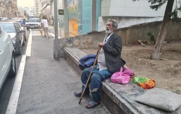 Bakının mərkəzində ağır vəziyyətdə qalan ahıl kişinin kimliyi bəlli oldu – FOTO/ VİDEO/ YENİLƏNİB