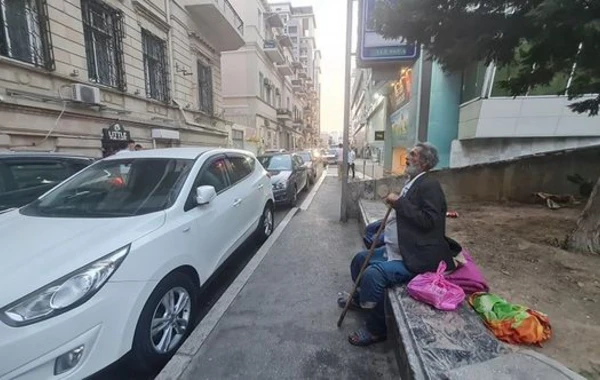 Bakının mərkəzində ağır vəziyyətdə qalan ahıl kişinin kimliyi bəlli oldu – FOTO/ VİDEO/ YENİLƏNİB