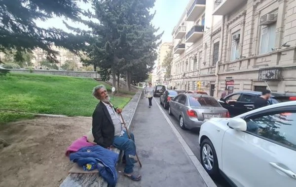 Bakının mərkəzində ağır vəziyyətdə qalan ahıl kişinin kimliyi bəlli oldu – FOTO/ VİDEO/ YENİLƏNİB