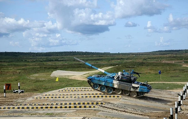 Азербайджанские военные приступили к первому заезду в конкурсе "Танковый биатлон" - ФОТО