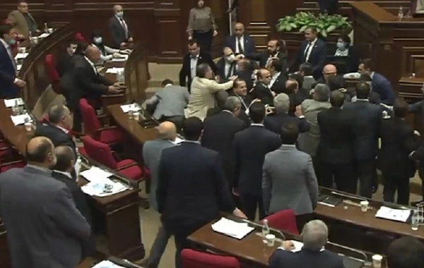 Ermənistan parlamentində dava: Deputatlar bir-birinə butulka atdılar - VİDEO