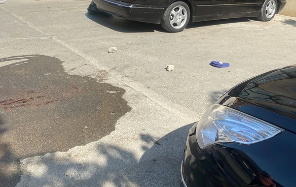 Bakıda mağaza sahibinin oğlu özünü binadan atdı - FOTO