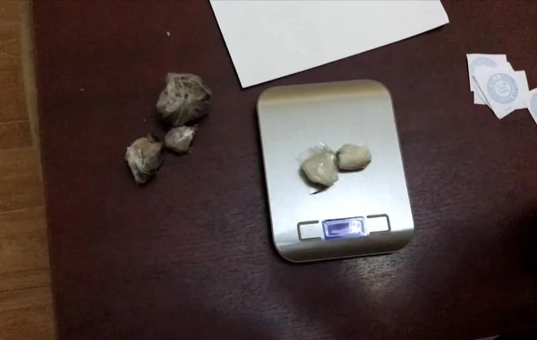 Xaricdə yaşayan narkotacirə Bakıda narkokuryerlik edən 3 nəfər saxlanılıb - VİDEO