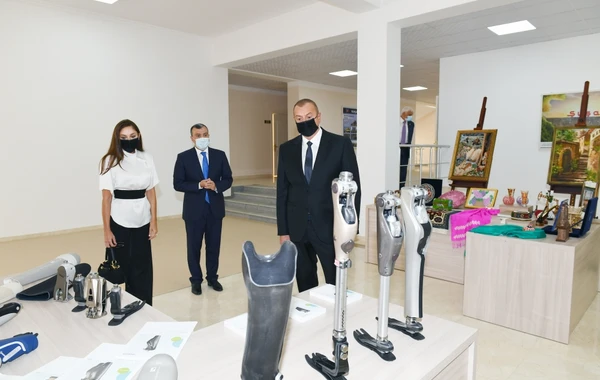 Ильхам Алиев и Мехрибан Алиева на церемонии предоставления квартир семьям шехидов и ветеранам - ФОТО