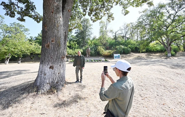 İlham Əliyev və Mehriban Əliyeva Üzeyir Hacıbəylinin heykəlinin açılışında iştirak ediblər - FOTO