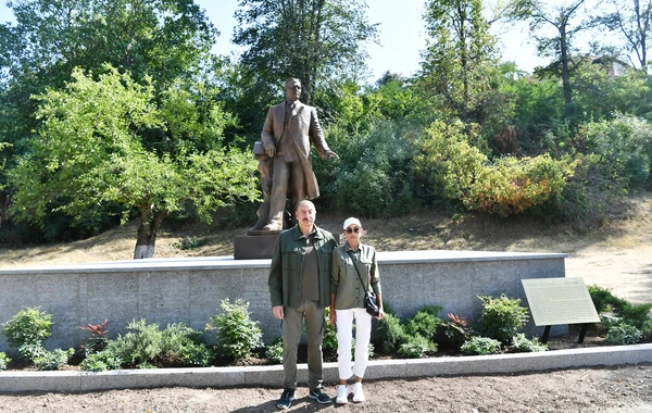 İlham Əliyev və Mehriban Əliyeva Üzeyir Hacıbəylinin heykəlinin açılışında iştirak ediblər - FOTO