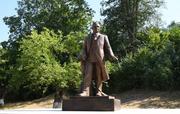 İlham Əliyev və Mehriban Əliyeva Üzeyir Hacıbəylinin heykəlinin açılışında iştirak ediblər - FOTO