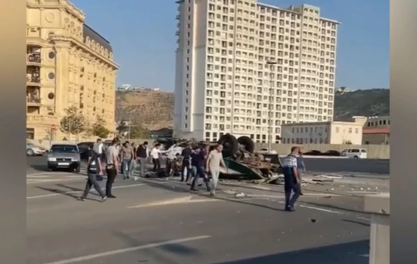 Bakıda dəhşətli qəza: Yük maşını ilə “Toyota Prius” toqquşdu - VİDEO