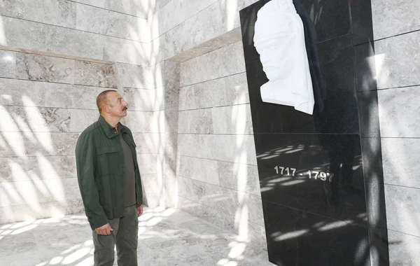 İlham Əliyev 39 il sonra Heydər Əliyevin şəkil çəkdirdiyi yerdə