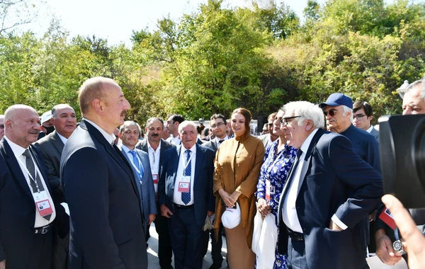 Ильхам Алиев и Мехрибан Алиева приняли участие в открытии Дней поэзии Вагифа в Шуше - ФОТО