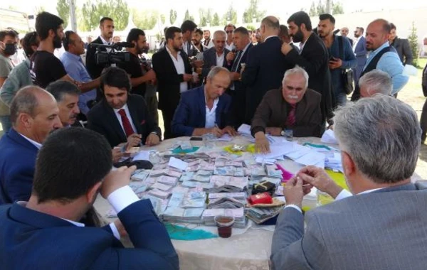 Gəlinə 1 kilo qızıl, bəyə 3 milyon pul hədiyyə etdilər - FOTO/VİDEO