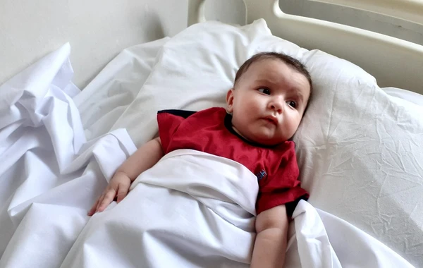 5 aylıq övladını küçəyə atan ana tapıldı - FOTO