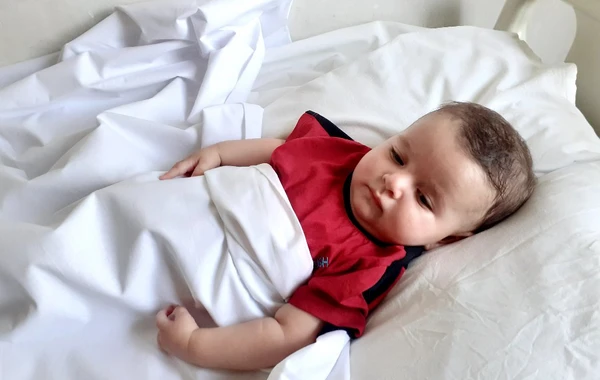 5 aylıq övladını küçəyə atan ana tapıldı - FOTO