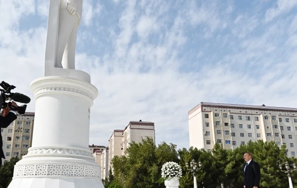 İlham Əliyev Sumqayıtda ulu öndər Heydər Əliyevin abidəsini ziyarət edib - FOTO
