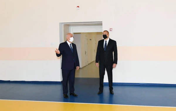 Президент Ильхам Алиев принял участие в сдаче в эксплуатацию средней школы в Сумгайыте - ФОТО
