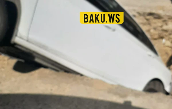 Bakıda maşın çuxura düşdü - FOTO