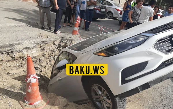 Bakıda maşın çuxura düşdü - FOTO