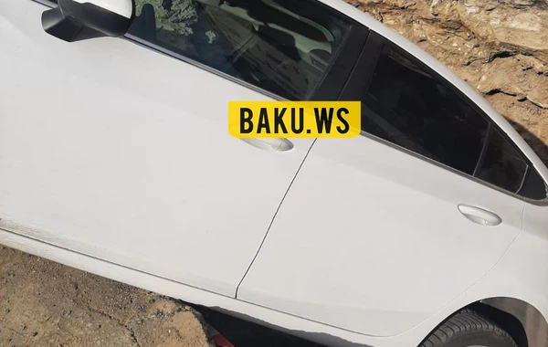 Bakıda maşın çuxura düşdü - FOTO