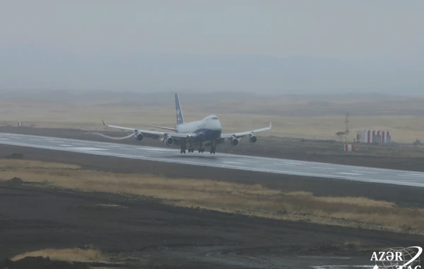 Самолет AZAL совершил первую посадку в международном аэропорту Карабаха - ФОТО