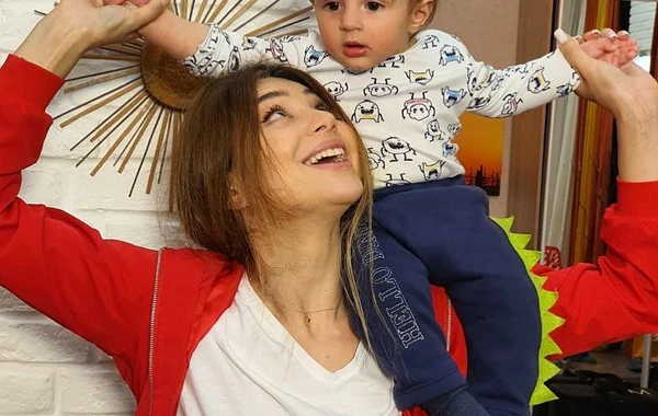 Tanınmış cütlüyün övladının xoş günü - FOTO