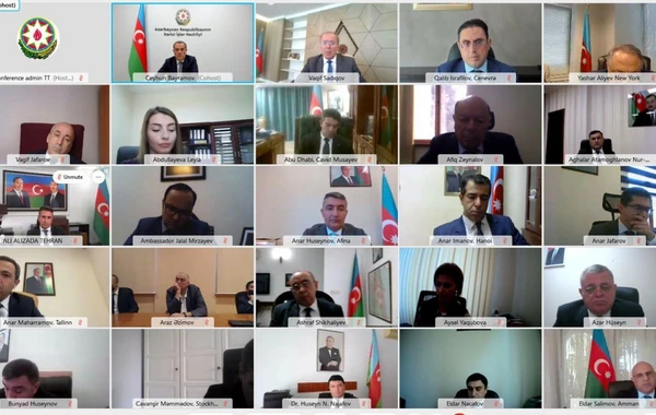 Ceyhun Bayramov diplomatlarla müşavirə keçirdi - FOTO