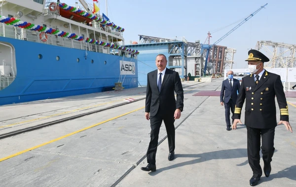 Ильхам Алиев на церемонии сдачи в эксплуатацию нефтеналивного танкера "Кяльбаджар" - ВИДЕО