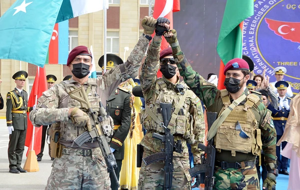 General-leytenant Kərim Vəliyev Ankarada Heydər Əliyev Parkını ziyarət edib - FOTO