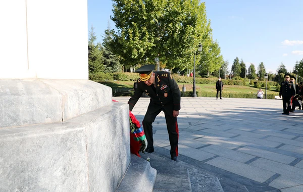 General-leytenant Kərim Vəliyev Ankarada Heydər Əliyev Parkını ziyarət edib - FOTO