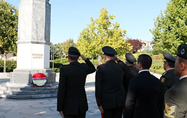 General-leytenant Kərim Vəliyev Ankarada Heydər Əliyev Parkını ziyarət edib - FOTO