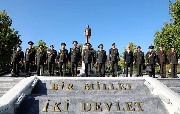General-leytenant Kərim Vəliyev Ankarada Heydər Əliyev Parkını ziyarət edib - FOTO