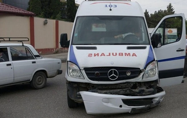 Bakıda təcili tibbi yardım maşını qəzaya düşüb, xəsarət alan var