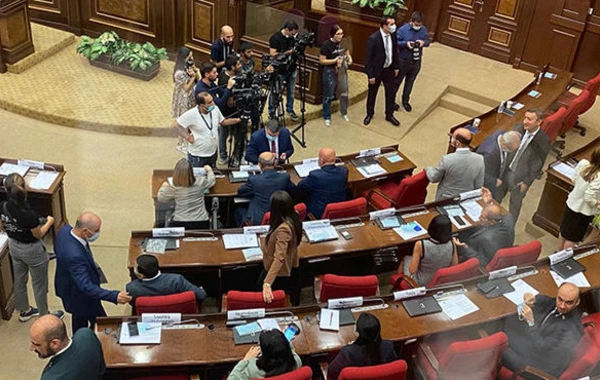 В парламенте Армении из-за Пашиняна убрали все бутылки с водой