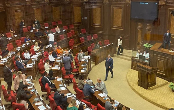 В парламенте Армении из-за Пашиняна убрали все бутылки с водой