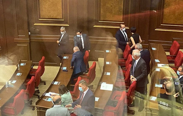 В парламенте Армении из-за Пашиняна убрали все бутылки с водой