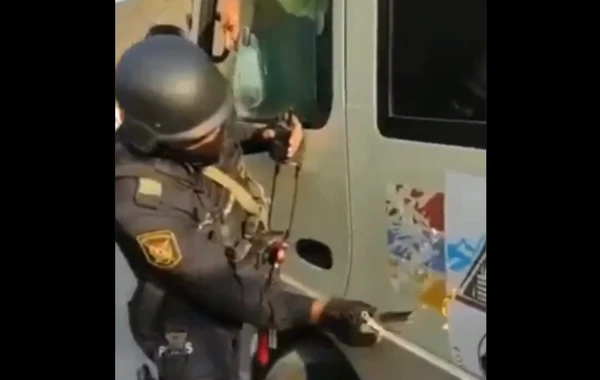 Azərbaycan polisi Gorus-Qafan yolunda separatçıların "bayrağını" bıçaqla qazıdı - VİDEO