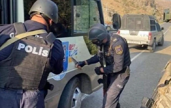 Azərbaycan polisi postda qondarma rejimin bayrağını sildi - VİDEO