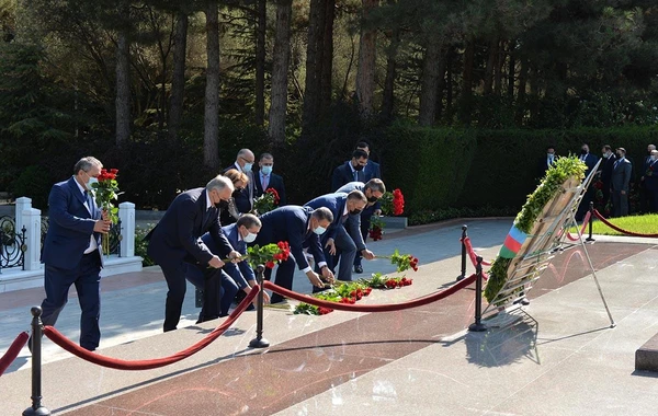 SOCAR-ın rəhbərliyi Heydər Əliyevin məzarını ziyarət edib - FOTO