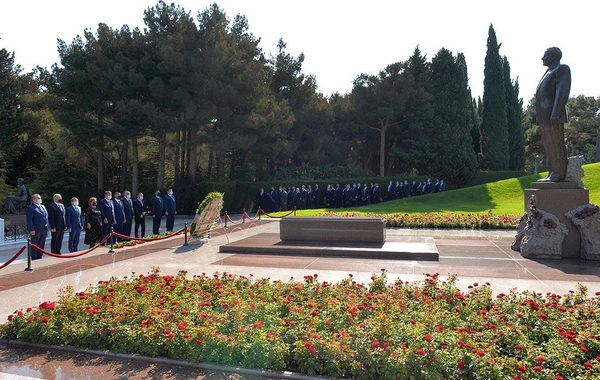 SOCAR-ın rəhbərliyi Heydər Əliyevin məzarını ziyarət edib - FOTO