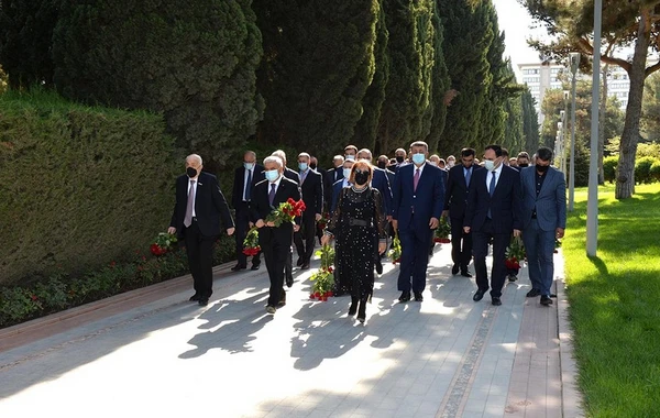 SOCAR-ın rəhbərliyi Heydər Əliyevin məzarını ziyarət edib - FOTO