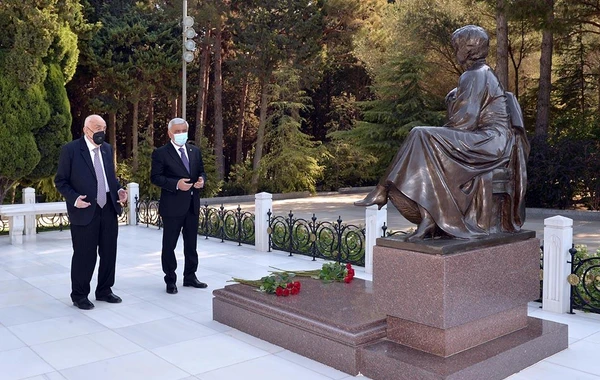 SOCAR-ın rəhbərliyi Heydər Əliyevin məzarını ziyarət edib - FOTO