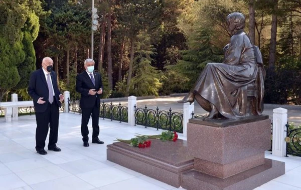 Руководство SOCAR посетило могилу Гейдара Алиева - ФОТО