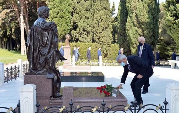 Руководство SOCAR посетило могилу Гейдара Алиева - ФОТО