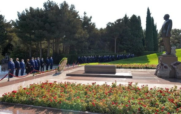 Руководство SOCAR посетило могилу Гейдара Алиева - ФОТО